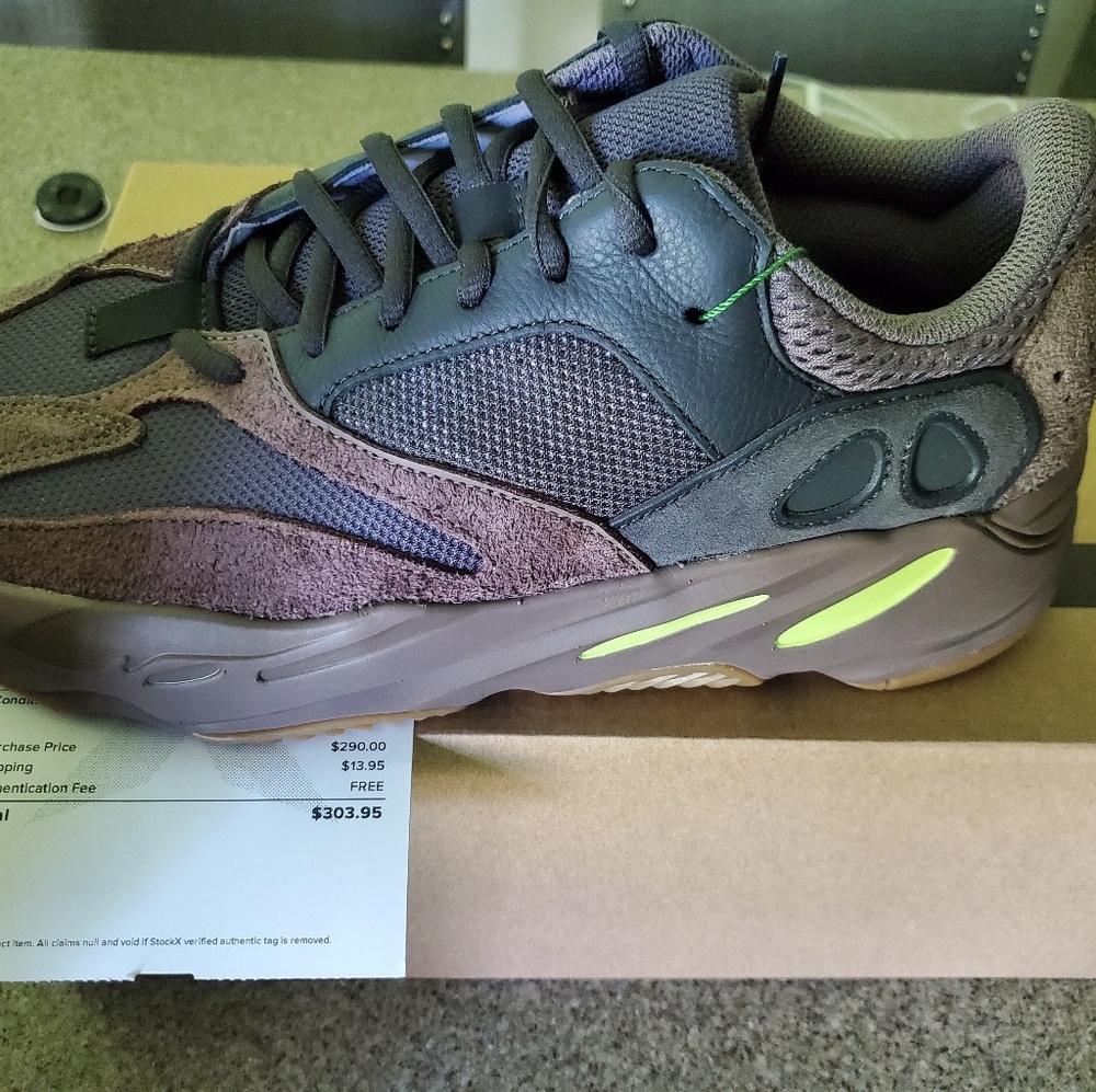 Yeezy Mauve 700 brand new in box authenticated